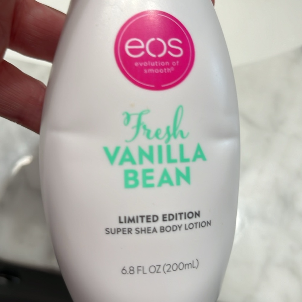 EOS Fresh Vanilla Bean Body Lotion - Picture 4 of 5